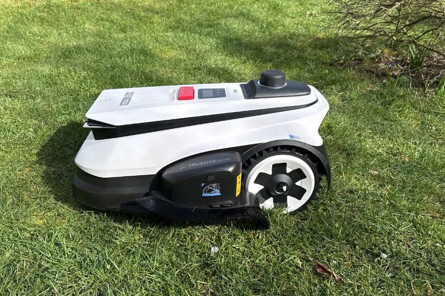 ECOVACS GOAT A1600 LiDAR PRO Mähroboter fährt über Rasenfläche im Garten
